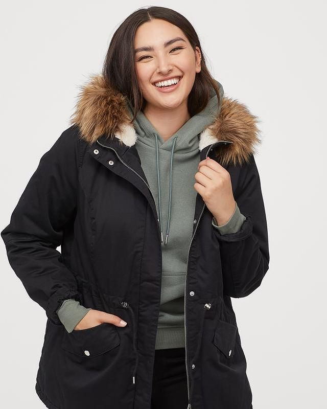 Đáng chú ý hơn, Yumi Nu cũng là người mẫu ngoại cỡ gốc Á đầu tiên được tạp chí áo tắm Sports Illustrated kí hợp đồng.