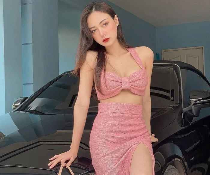 Khác với sự trong trẻo khi còn là nữ sinh trung học, Pornsawan Phusua của hiện tại rất nóng bỏng.