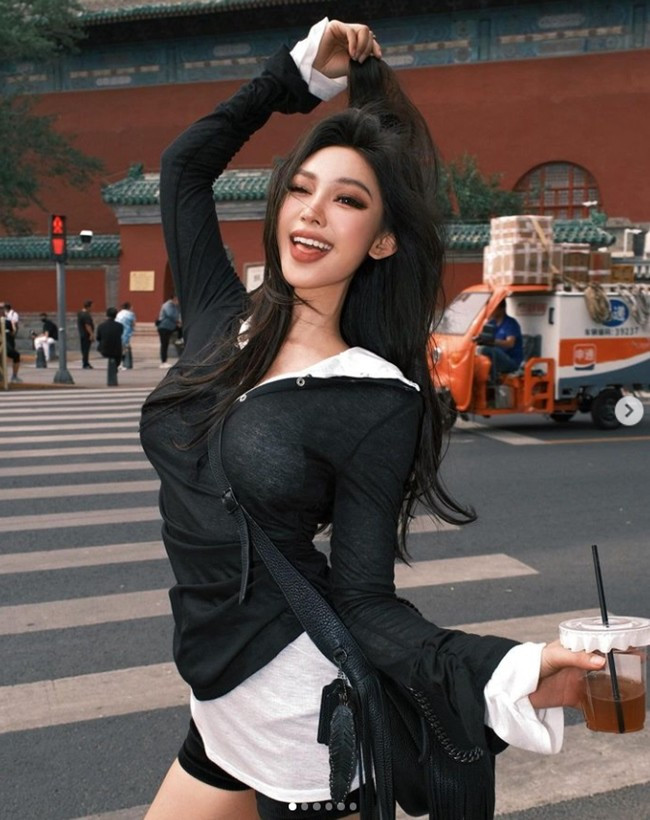 Twinkle sở hữu đôi chân cực nuột nà và vòng eo thon gọn. Người đẹp không tập thể dục thường xuyên song thích đi bộ, đạp xe, shopping để tiêu hao năng lượng và giải tỏa tâm trạng.