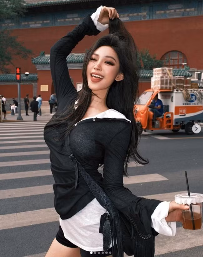 Twinkle sở hữu đôi chân cực nuột nà và vòng eo thon gọn. Người đẹp không tập thể dục thường xuyên song thích đi bộ, đạp xe, shopping để tiêu hao năng lượng và giải tỏa tâm trạng.