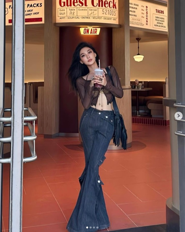 Thay vì đến phòng gym hay pilates, Twinkle thích vận động ngoài trời và siết eo bằng cách ăn uống khoa học.