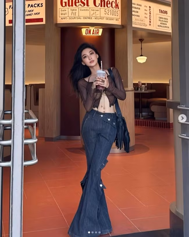 Thay vì đến phòng gym hay pilates, Twinkle thích vận động ngoài trời và siết eo bằng cách ăn uống khoa học.