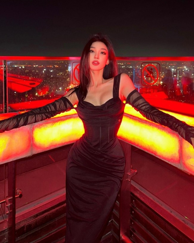 Vẻ ngoài quyến rũ cũng là yếu tố giúp Twinkle gặp nhiều thuận lợi trong công việc.