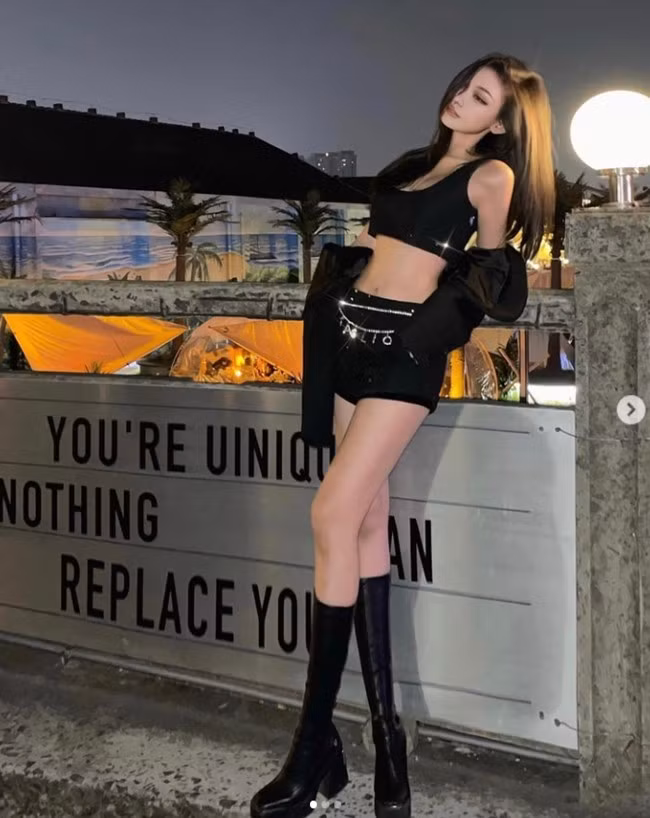 Cô nàng người Trung Quốc được trời phú cho gương mặt xinh xắn, thân hình cao ráo cùng tỷ lệ cân đối.