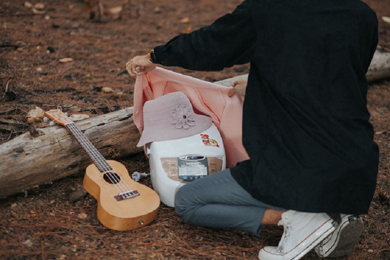  Trend chụp ảnh Đưa nồi cơm điện đi khắp thế gian có nguồn gốc từ một nhóm công khai nổi đình nổi đám mang tên "Hội anh em đam mê nồi cơm điện Việt Nam" với hơn 43.000 thành viên trên Facebook.