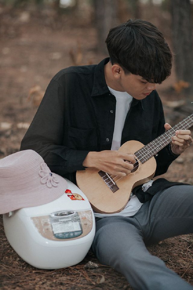 Lướt một vòng Facebook, bạn dễ dàng bắt gặp rất nhiều hình ảnh sống ảo và check-in khắp nơi cùng nồi cơm điện, đa phần từ các chàng trai chưa có người yêu lại thích du lịch, khám phá.