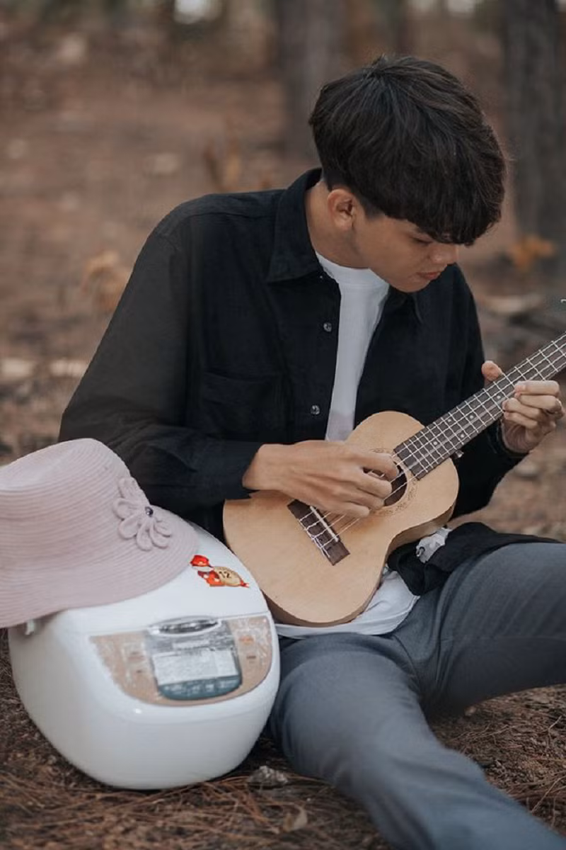 Lướt một vòng Facebook, bạn dễ dàng bắt gặp rất nhiều hình ảnh sống ảo và check-in khắp nơi cùng nồi cơm điện, đa phần từ các chàng trai chưa có người yêu lại thích du lịch, khám phá.