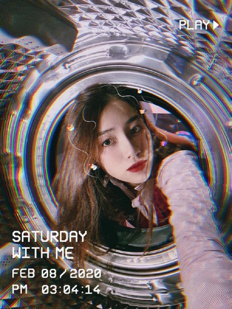 Khi dân tình còn chưa kịp hạ nhiệt với hot trend nồi cơm điện và kiểu chụp ảnh ngả nghiêng thì selfie với máy giặt đã chiếm sóng, khiến ai nấy cũng đều tò mò muốn thử.