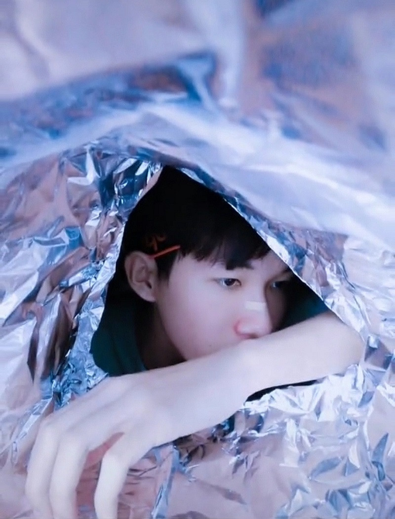 Cách chụp không thể đơn giản hơn, trước tiên bạn cuộn tròn giấy bạc lại sao cho vừa với khuôn mặt, còn nếu dùng vỏ snack thì bạn chỉ việc cắt bỏ hai đầu.