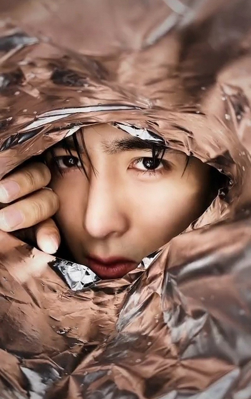 Nối tiếp trend chụp ảnh với máy giặt đã được lăng xê nhiệt tình trước đó, dân tình lại "đu trend" với giấy bạc. Với trình độ sống ảo chuyên nghiệp của giới trẻ thì đúng là chỉ cần một tấm giấy bạc, hay thậm chí là vỏ gói snack cũng có thể cho ra đời hàng loạt "tác phẩm nghệ thuật".