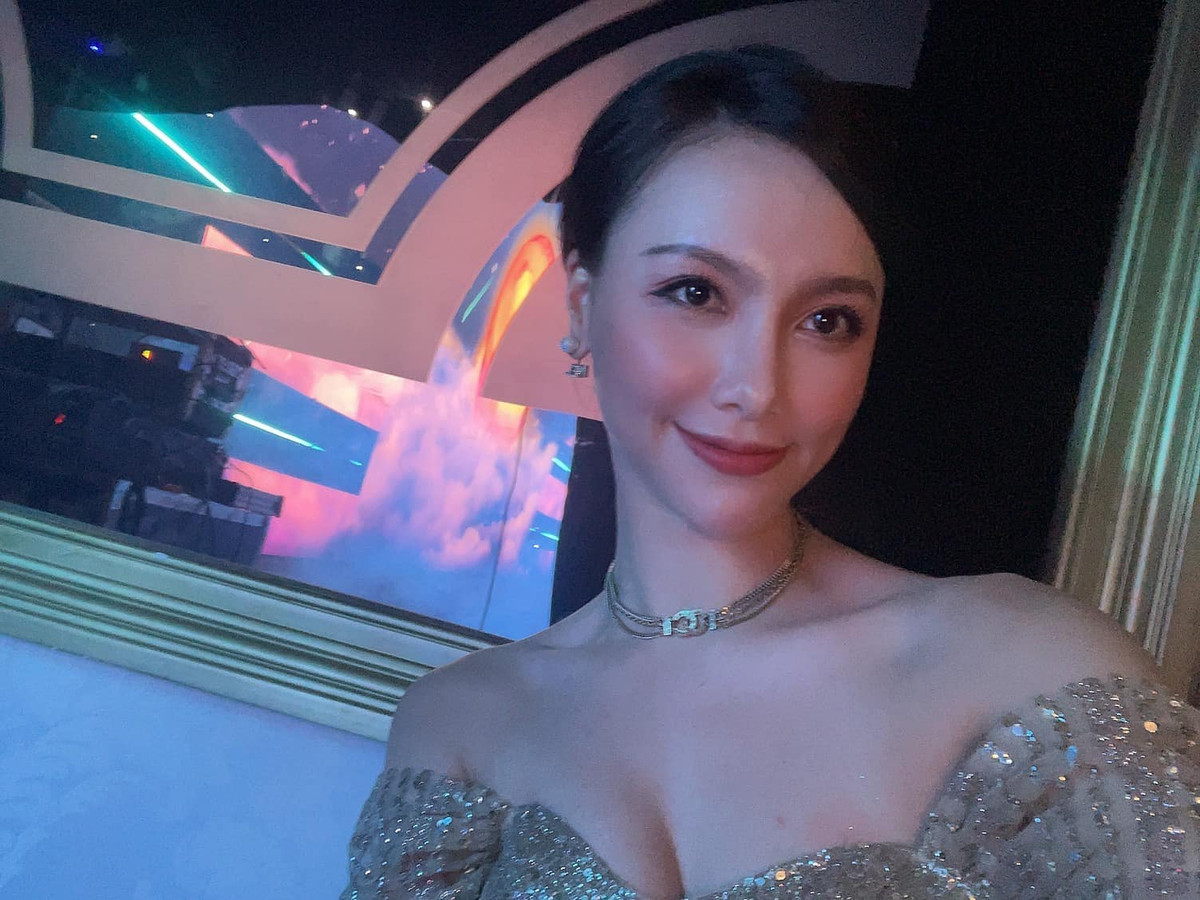 Trên trang cá nhân, công chúng và những người yêu mến cô vẫn thấy Minh Hà đăng tải những hình ảnh quyến rũ gợi cảm, đi du lịch và tận hưởng cuộc sống.