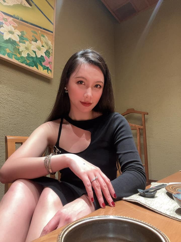 MC Minh Hà tâm sự: "Trừ những ngày có kế hoạch khác, tôi thường dậy vào lúc 5h30: cầu nguyện; hình dung xem ngày hôm nay tôi muốn diễn ra thế nào; nghe audio book của Louise Hay, chơi thể thao, và sau đó có thể cafe với bạn bè, hoặc gặp khách hàng, giải quyết công việc phát sinh...