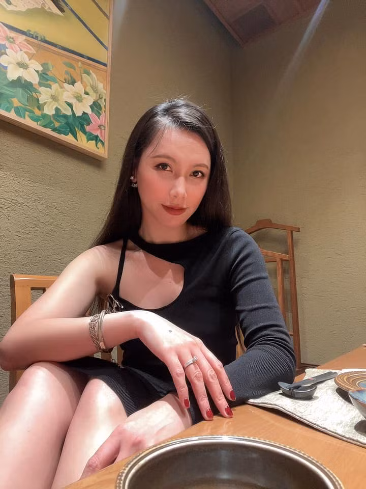 MC Minh Hà tâm sự: "Trừ những ngày có kế hoạch khác, tôi thường dậy vào lúc 5h30: cầu nguyện; hình dung xem ngày hôm nay tôi muốn diễn ra thế nào; nghe audio book của Louise Hay, chơi thể thao, và sau đó có thể cafe với bạn bè, hoặc gặp khách hàng, giải quyết công việc phát sinh...