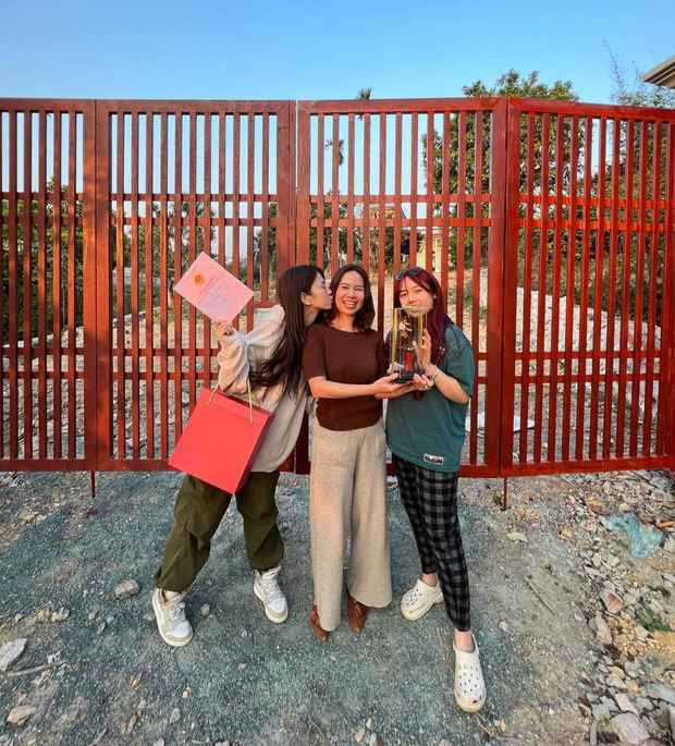 ‏Năm 2018, Lê Bống giúp bố mẹ xây một căn nhà khang trang. Một năm sau, cô nàng mua được ô tô để đi làm và đưa gia đình đi chơi xa. Còn ngày vía Thần tài đầu năm nay, cô tiết lộ đã cùng với một người em mua đất.‏