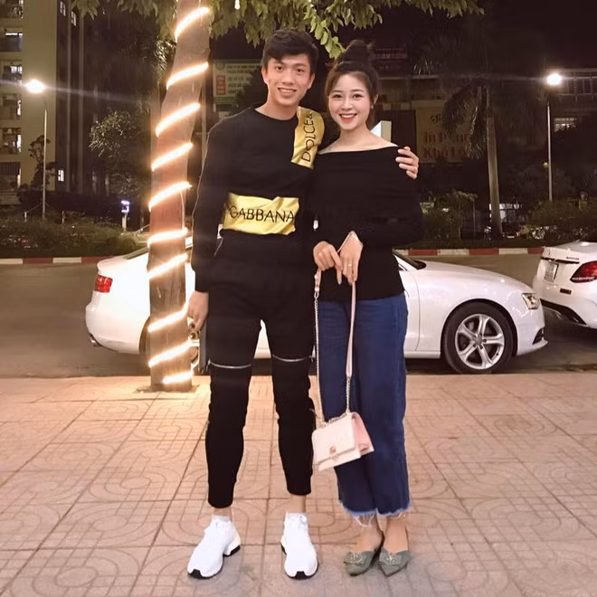 Quyết định kết hôn với cầu thủ Phan Văn Đức chỉ sau 5 tháng công khai tình cảm, Nhật Linh cũng nhận về không ít ý kiến của dân mạng. Thậm chí có người còn hỏi cô nàng chuyện để "chồng nuôi".