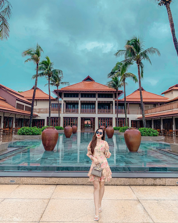 Hoàng Yến sở hữu gương mặt nhỏ nhắn, đôi mắt to tròn và sống mũi thẳng. Thế nên bức hình nào của cô cũng được netizen khen “đứ đừ” vì visual đẹp không góc chết.