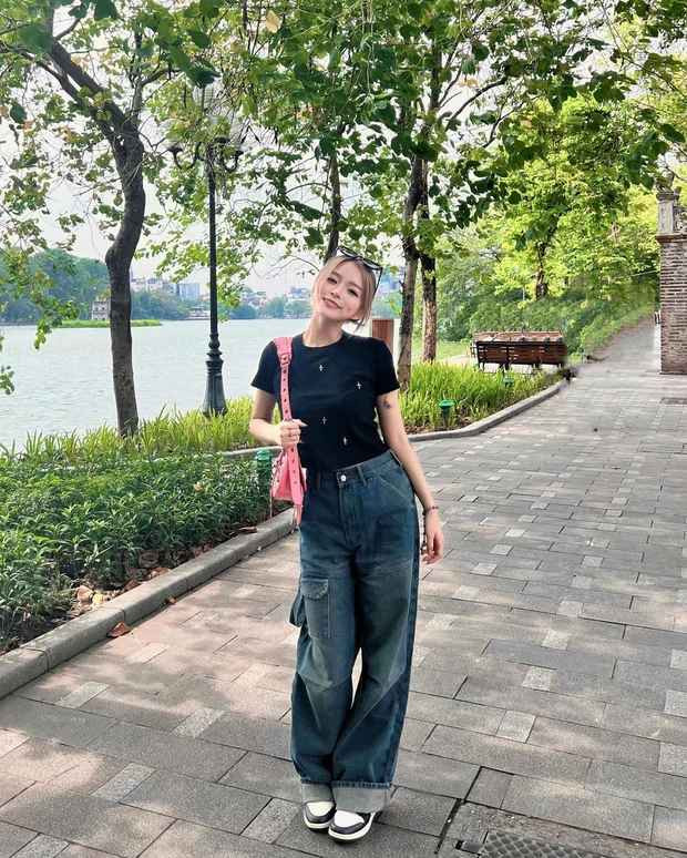 Rich kid đình đám chia sẻ: “Chao học cách chấp nhận những điều chưa hoàn hảo của mình như vai ngang, mặt lệch. Có thể mọi người thấy những năm gần đây Chao mặc đồ tôn dáng, sexy hơn. Đó là cách Chao yêu thương bản thân và cảm thấy tự tin hơn”.