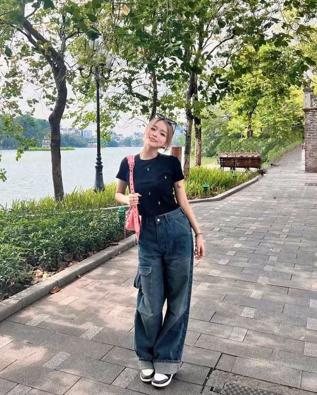 Rich kid đình đám chia sẻ: “Chao học cách chấp nhận những điều chưa hoàn hảo của mình như vai ngang, mặt lệch. Có thể mọi người thấy những năm gần đây Chao mặc đồ tôn dáng, sexy hơn. Đó là cách Chao yêu thương bản thân và cảm thấy tự tin hơn”.