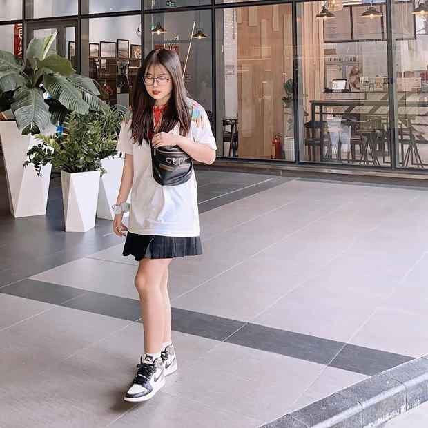 Mặc dù được nhiều người nhận xét có nhan sắc ưa nhìn nhưng Chao cũng từng có khoảng thời gian tự ti về vẻ ngoài. Có thể thấy trước đây, nữ rich kid thường xuyên xuất hiện trong những bộ trang phục kín đáo như áo phông, chân váy,...