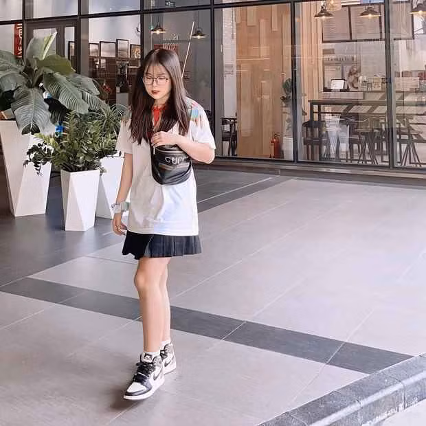 Mặc dù được nhiều người nhận xét có nhan sắc ưa nhìn nhưng Chao cũng từng có khoảng thời gian tự ti về vẻ ngoài. Có thể thấy trước đây, nữ rich kid thường xuyên xuất hiện trong những bộ trang phục kín đáo như áo phông, chân váy,...