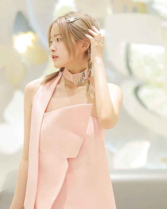 Trước đó, Chao còn từng công khai hình ảnh thời điểm tăng cân mất kiểm soát khiến nhiều người bất ngờ. Hay những bức ảnh hồi bé, khi còn mũm mĩm cũng được cô nàng không ngần ngại đăng tải trên MXH.