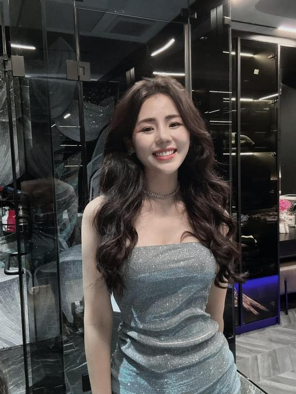 Trên trang cá nhân, Hương Ly thường xuyên đăng những bức ảnh đẹp. Gu thời trang của cô cũng hở bạo hơn trước để khoe vòng một căng đầy.