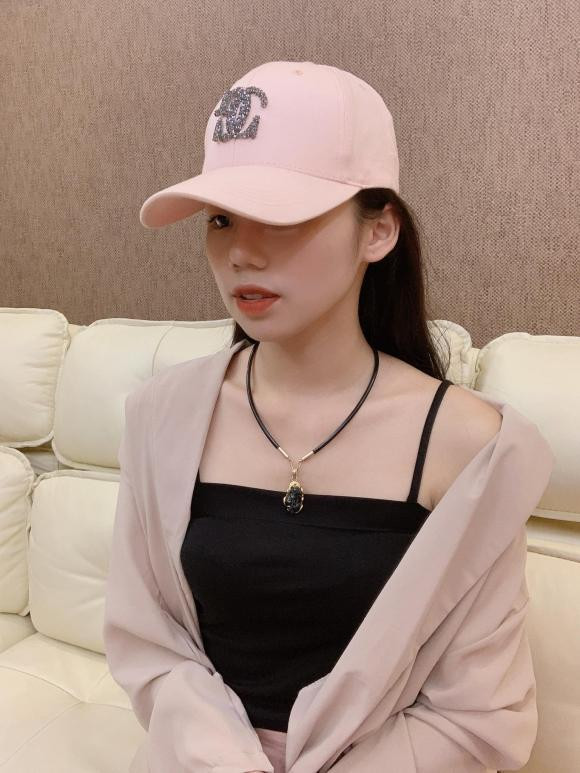 Một số MV cover của Hương Ly thậm chí còn có lượt view vượt xa MV gốc. Tuy nhiên, khoảng 2 năm gần đây, "sức nóng" của cô nàng không còn được như trước.