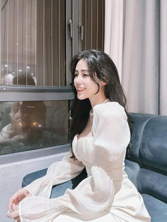 Sau khi giới thiệu đến khán giả bài hát Sau này nếu có thương em bằng một video hát trong đám cưới của bạn thân, Hương Ly đã chính thức ra mắt MV mới của bản thân.