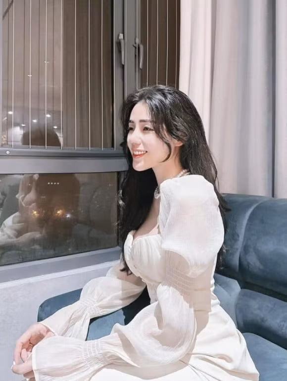 Sau khi giới thiệu đến khán giả bài hát Sau này nếu có thương em bằng một video hát trong đám cưới của bạn thân, Hương Ly đã chính thức ra mắt MV mới của bản thân.