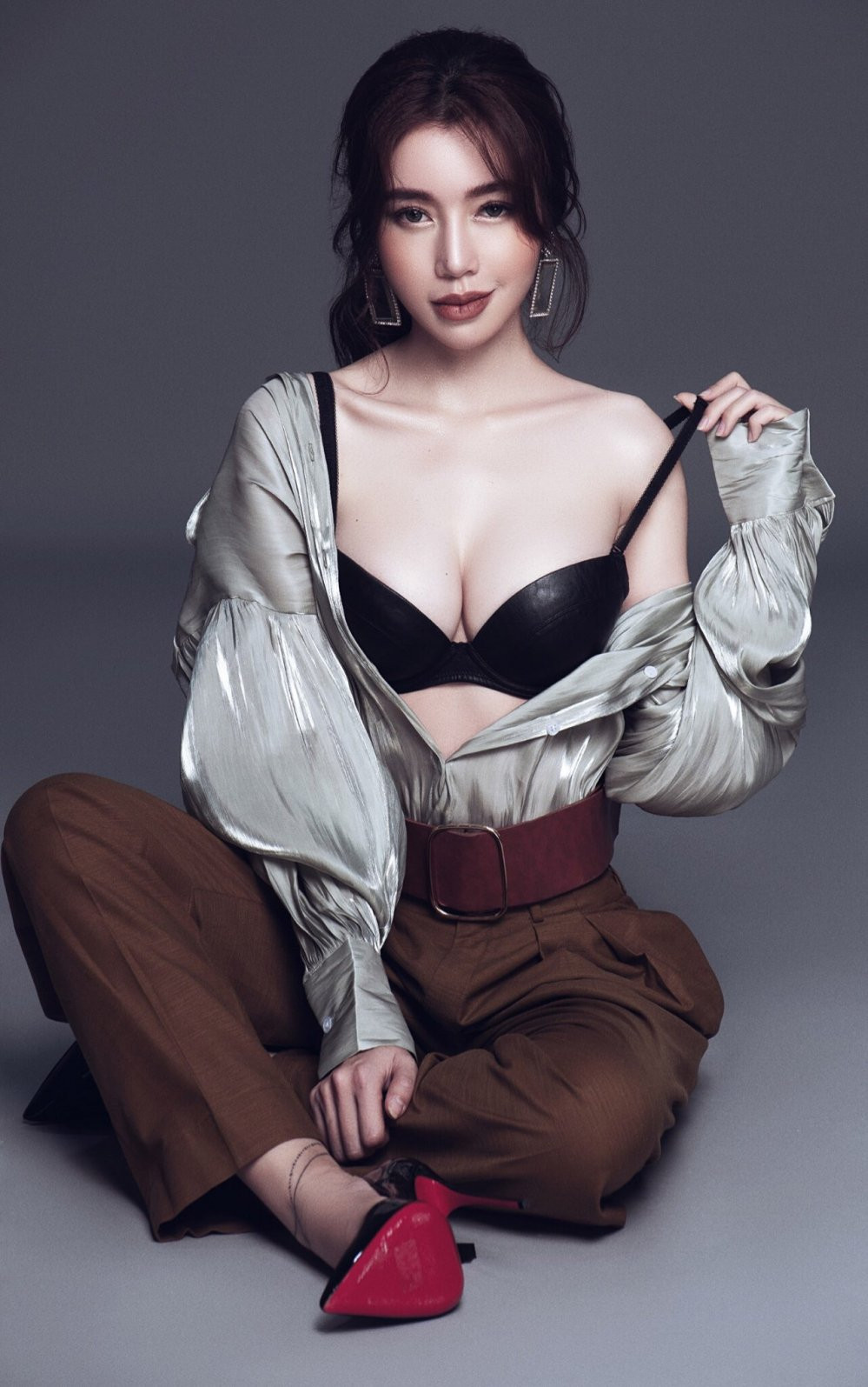 Nhận được tình cảm từ công chúng, Elly Trần cũng đắt show quảng cáo và làm mẫu hơn. Cô thường chọn trang phục phù hợp với công việc.