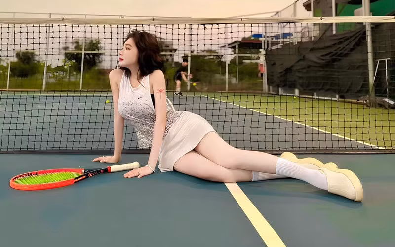 Gout thời trang quyến rũ của mỹ nhân 8X cũng nhiều lần khiến người xem mê mẩn. Cách đây chưa lâu, Elly Trần đã xuất hiện với bộ cánh đậm chất mùa hè.