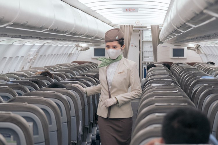 Đó cũng chính là lý do trong các chuyến bay, các tiếp viên hàng không liên tục phải đi kiểm tra các khoang khách, nhắc hành khách không kéo tấm che cửa khi máy bay bắt đầu cất cánh, hạ cánh. Thế nhưng thời gian gần đây, vì muốn bắt trend nên nhiều bạn trẻ bất chấp thực hiện khiến tiếp viên bức xúc bởi vì nhắc không xuể.