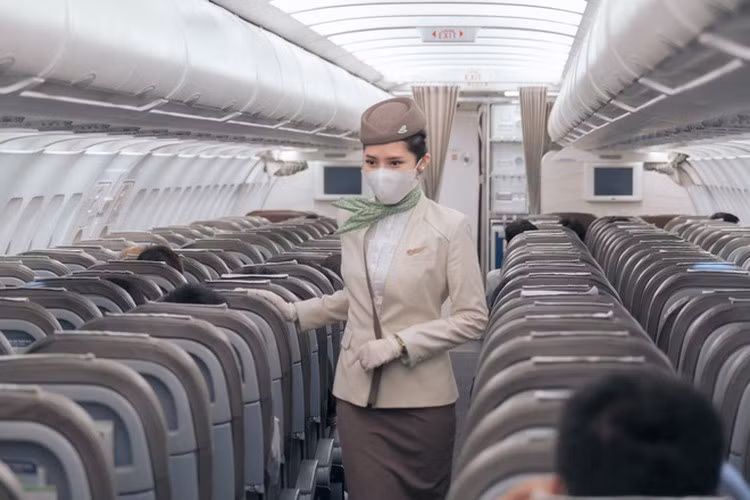 Đó cũng chính là lý do trong các chuyến bay, các tiếp viên hàng không liên tục phải đi kiểm tra các khoang khách, nhắc hành khách không kéo tấm che cửa khi máy bay bắt đầu cất cánh, hạ cánh. Thế nhưng thời gian gần đây, vì muốn bắt trend nên nhiều bạn trẻ bất chấp thực hiện khiến tiếp viên bức xúc bởi vì nhắc không xuể.