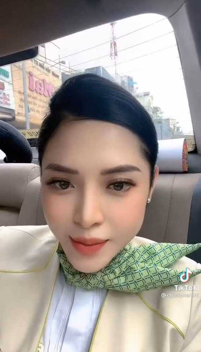 Theo tìm hiểu, trend này đã có khá lâu bên nước ngoài, xuất phát trong các đoạn clip của những người làm về du lịch. Những đoạn clip thu hút người xem bởi khung cảnh chuyển động liên tục bên ngoài bầu trời, hơn nữa cách thực hiện cũng rất đơn giản.