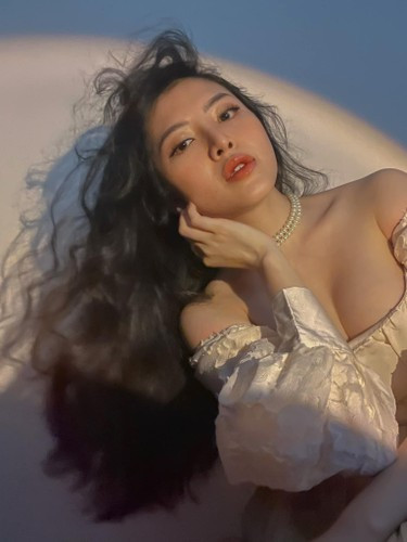 Về lý do không được kéo tấm che cửa khi máy bay bắt đầu cất cánh, hạ cánh, Quế Chi giải thích thêm: "Trong giai đoạn đó, khi nhìn ra bên ngoài thấy có sự cố cháy hoặc có lửa hay một phần cấu trúc nào đó của máy bay có vấn đề, hành khách sẽ kịp tri hô, thông báo với những người xung quanh, tiếp viên để ứng biến...