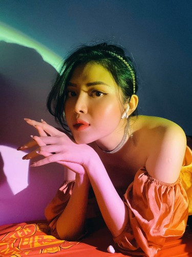 Quế Chi chia sẻ: "Dạo gần đây khi chúng tôi đi kiểm tra an toàn khoang khách đã phải nhắc rất nhiều trường hợp kéo tấm che cửa sổ lên. Và khi họ kéo lên, tôi thấy có một chiếc điện thoại ở trong đó. Chuyến bay nào, tôi và các đồng nghiệp cũng phải nhắc ít nhất từ 2 - 3 hành khách...