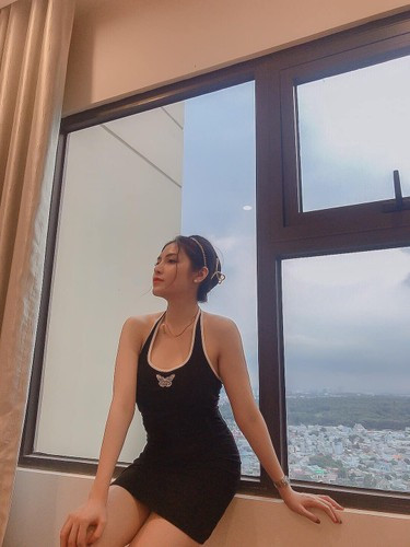 Như vậy, sự cố sẽ được giải quyết kịp thời và bản thân hành khách cũng thoát được nguy hiểm. Ngoài ra, việc ghi hình bằng điện thoại trong một thời gian dài có thể còn dẫn đến cháy nổ trên máy bay". Quế Chi phát biểu thêm.