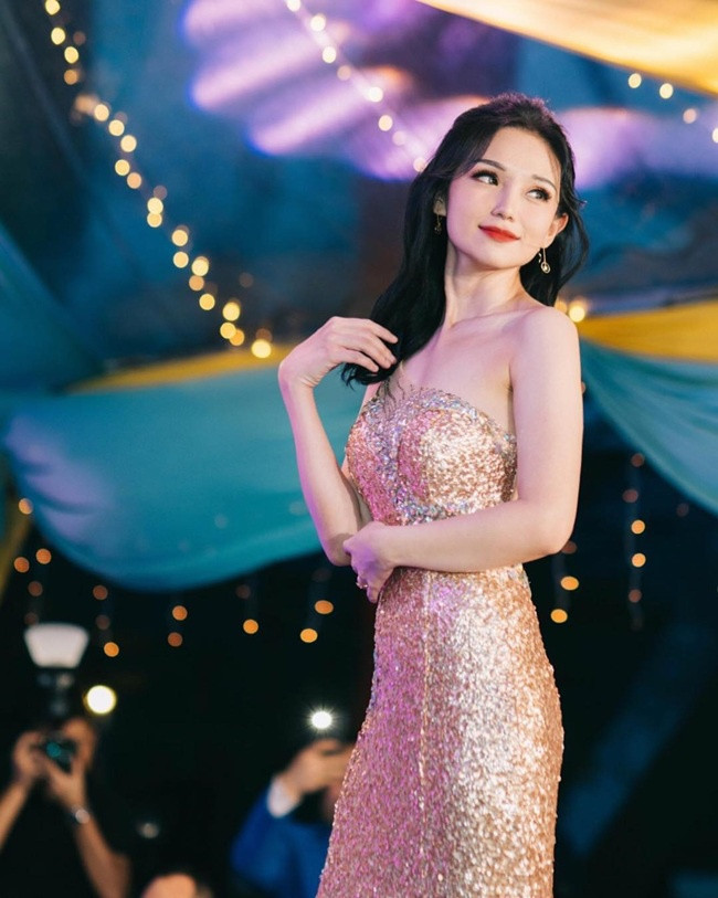 Trên Instagram của mình, Caroline chia sẻ rằng dù đôi lúc cảm thấy sợ hãi vì tính chất lây nhiễm nhanh chóng của dịch COVID-19, nữ bác sĩ xinh đẹp vẫn cố gắng hoàn thành nghĩa vụ của một bác sĩ để đấu tranh chống lại dịch bệnh.