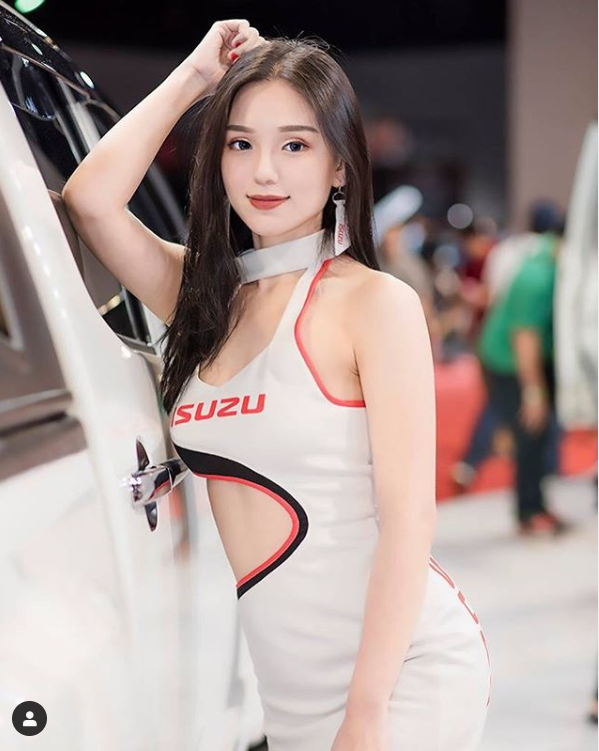 Caroline cũng từng tham gia một số cuộc thi sắc đẹp tại quê hương Malaysia và đạt danh hiệu Á hậu 1.