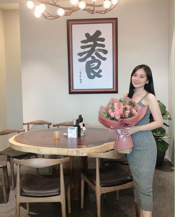 Bên cạnh những hình ảnh khi đang làm việc trong chiếc áo blouse hay thi đấu tại các cuộc thi sắc đẹp, Caroline Tan thường xuyên chia sẻ về cuộc sống thường ngày của mình trên trang cá nhân.