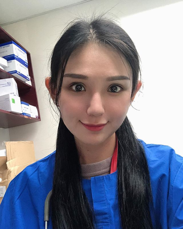 Khi theo dõi trang cá nhân của Caroline, nhiều người bất ngờ khi phát hiện cô còn là một người mẫu được ưa thích tại Malaysia.