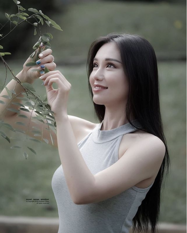 Vừa tài giỏi, vừa xinh đẹp, Caroline Tan càng được yêu mến hơn khi chấp nhận khó khăn, tham gia chống dịch.