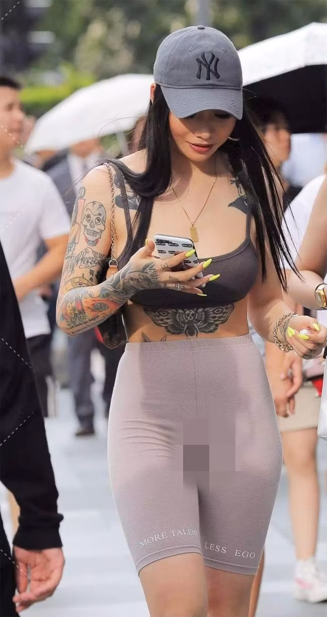 Quần tập ra phố muốn tránh gây chú ý nên chọn màu tối hoặc phủ các họa tiết bắt mắt.