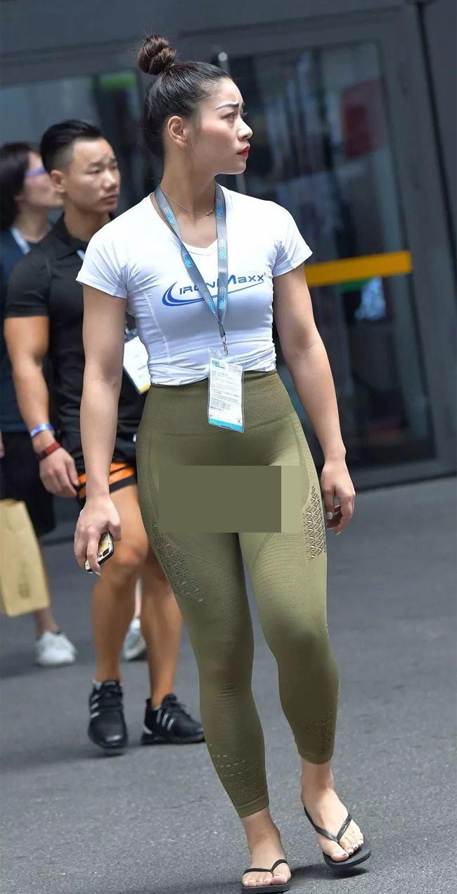 Việc chọn đồ tập gym nữ ra đường dễ khiến bản thân trở thành tâm điểm xì xào của người xung quanh vì sự thiếu tinh tế.