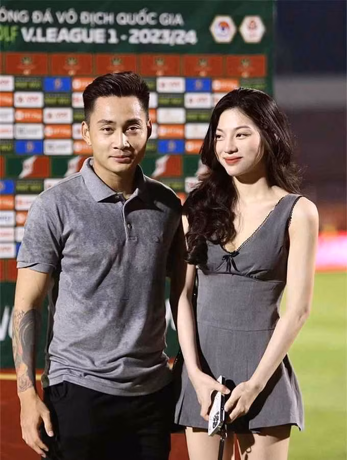 Mới đây, trên trang cá nhân, Hồ Tuấn Tài đã công khai hẹn hò với một hot girl xinh đẹp. Được biết, nửa kia của chàng tiền đạo gốc Nghệ An là Uyên Nguyễn, hiện đang sinh sống, làm việc tại TP.HCM.