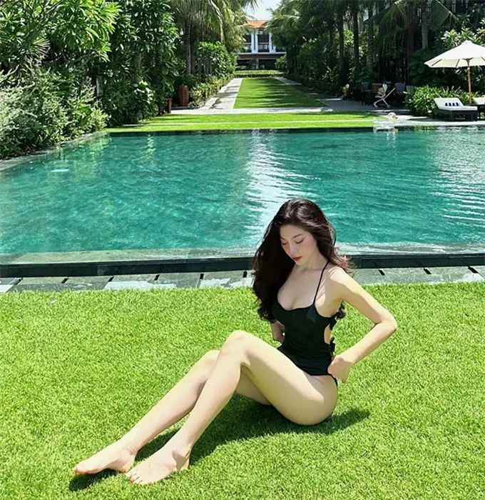 Thời gian gần đây, Tuấn Tài liên tục đăng tải hình ảnh bạn gái mới lên trang cá nhân để ngầm khẳng định “hoa đã có chủ”. Ở chiều ngược lại, Uyên Nguyễn cũng có những tương tác qua lại với bạn trai cầu thủ.