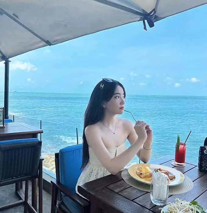 Tiền đạo Hồ Tuấn Tài cũng không quên vào thả thính bạn gái với bình luận: “Em đi 1 mình à”.