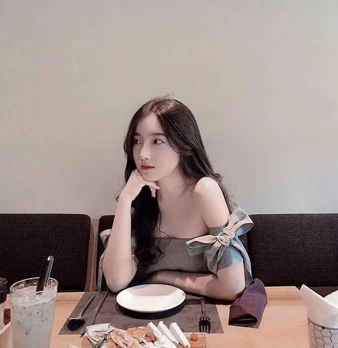 Dưới bài đăng trên trang cá nhân, Uyên Nguyễn nhận được nhiều lời khen của bạn bè. “Ngon xỉu em ơi”; “Ái chà”; “Đẹp quá”…