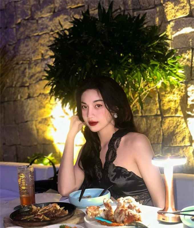 Uyên Nguyễn sở hữu vóc dáng thanh mảnh, làn da trắng bóc và body đẹp miễn chê.