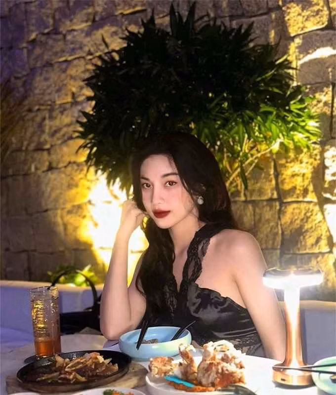 Uyên Nguyễn sở hữu vóc dáng thanh mảnh, làn da trắng bóc và body đẹp miễn chê.